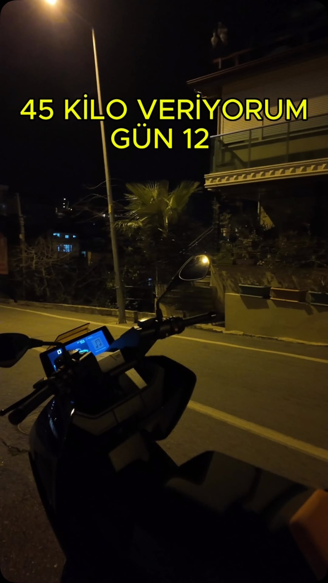 Bugün tartı inat etti, kilo aynı! 😅 Ama ben de inatçıyım! 8 KM tempolu yürüyüş, 1223 kalori yakıldı! Kilo gitmese bile mücadeleye devam! 🔥