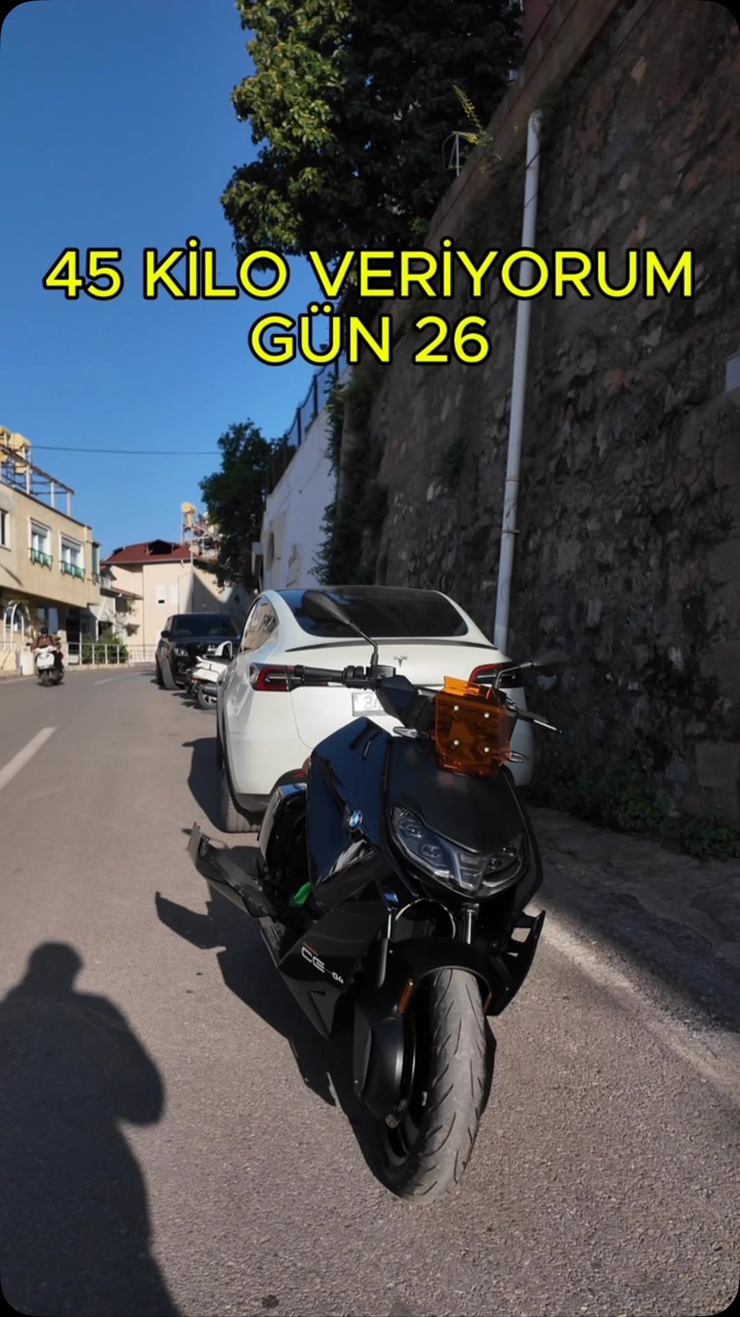 Gün 26 ✅ Tartı +100 GR gösterse de moral bozulmaz! 💪 7 KM tempolu yürüyüş, 938 kalori yakıldı! Bu yolun inişi de var, çıkışı da — biz hep yoldayız! 🚀