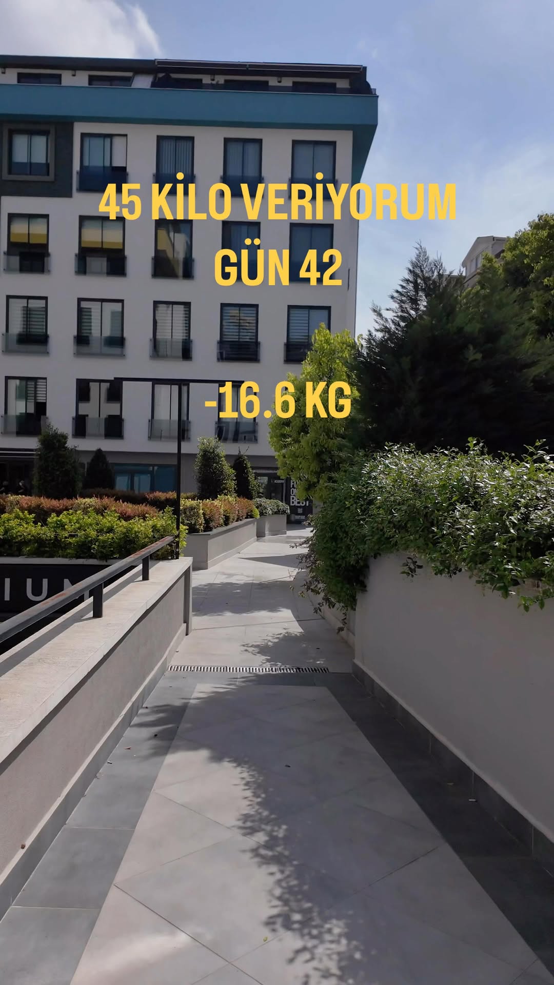 Gün 42. Tartı bugün bir itiraf gibi davrandı. Uzun süredir sessizdi, bugün “tamam” dedi. 1.4 kilo birden gitti. 128.8’den 127.4’e indim.🤩