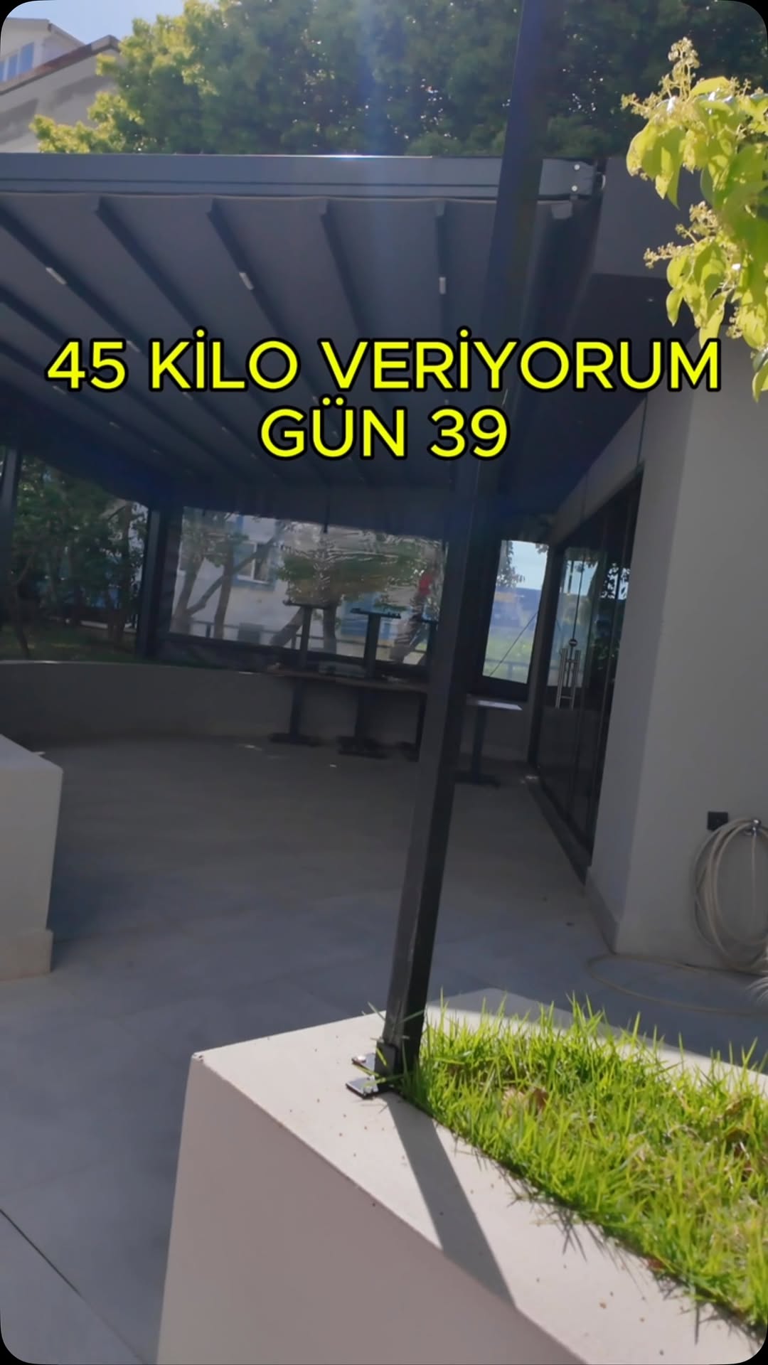 Bugün 39. gün. Fitness tamam, 594 kalori gitti. Kilo sabit ama ben değilim. Kaslar güçleniyor, zihin netleşiyor, sabır büyüyor.
