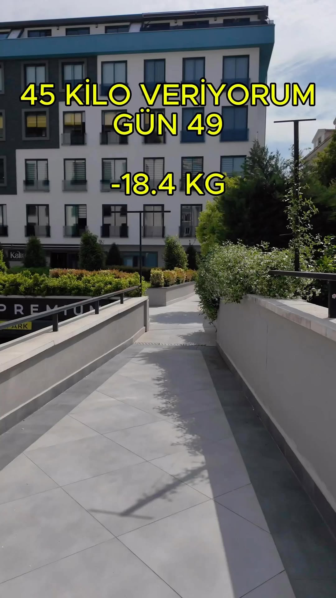 Gün 49. Fitness antrenmanını tamamladım 🏋️‍♂️ 727 kalori yaktım 🔥 Kilo 125.6 kg oldu. 50. güne bir adım kala, her şey yerli yerinde. İstikrar, sabır ve devam. Gerçek dönüşüm böyle oluyor🤓