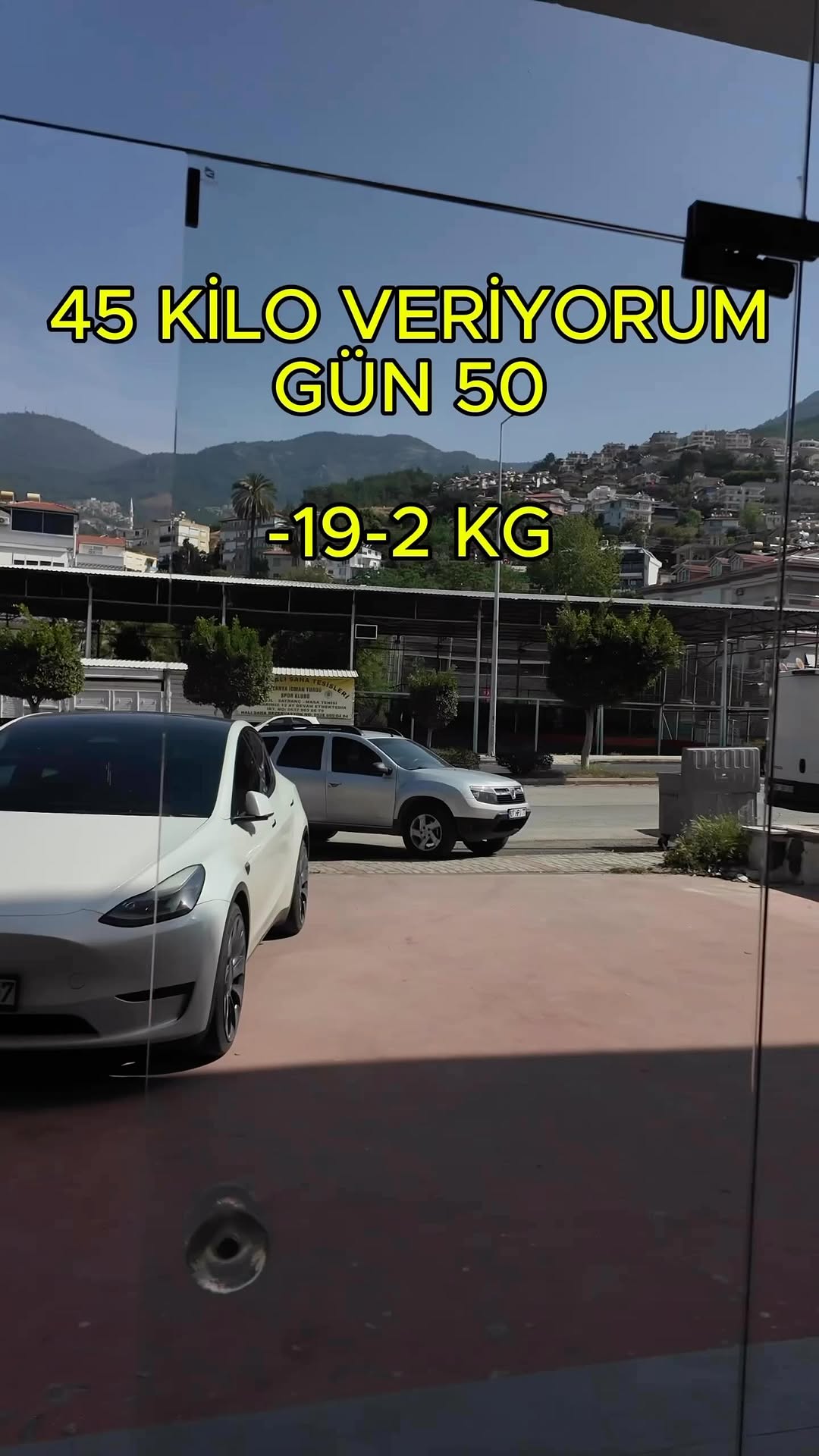 Gün 50. 586 kalori yaktım, kilo 124.8 kg. 50 gün boyunca düşsem de kalktım, yavaşlasam da yürüdüm. Bu artık sadece kilo verme değil; kendine sadık kalma hikayesi. 🤓